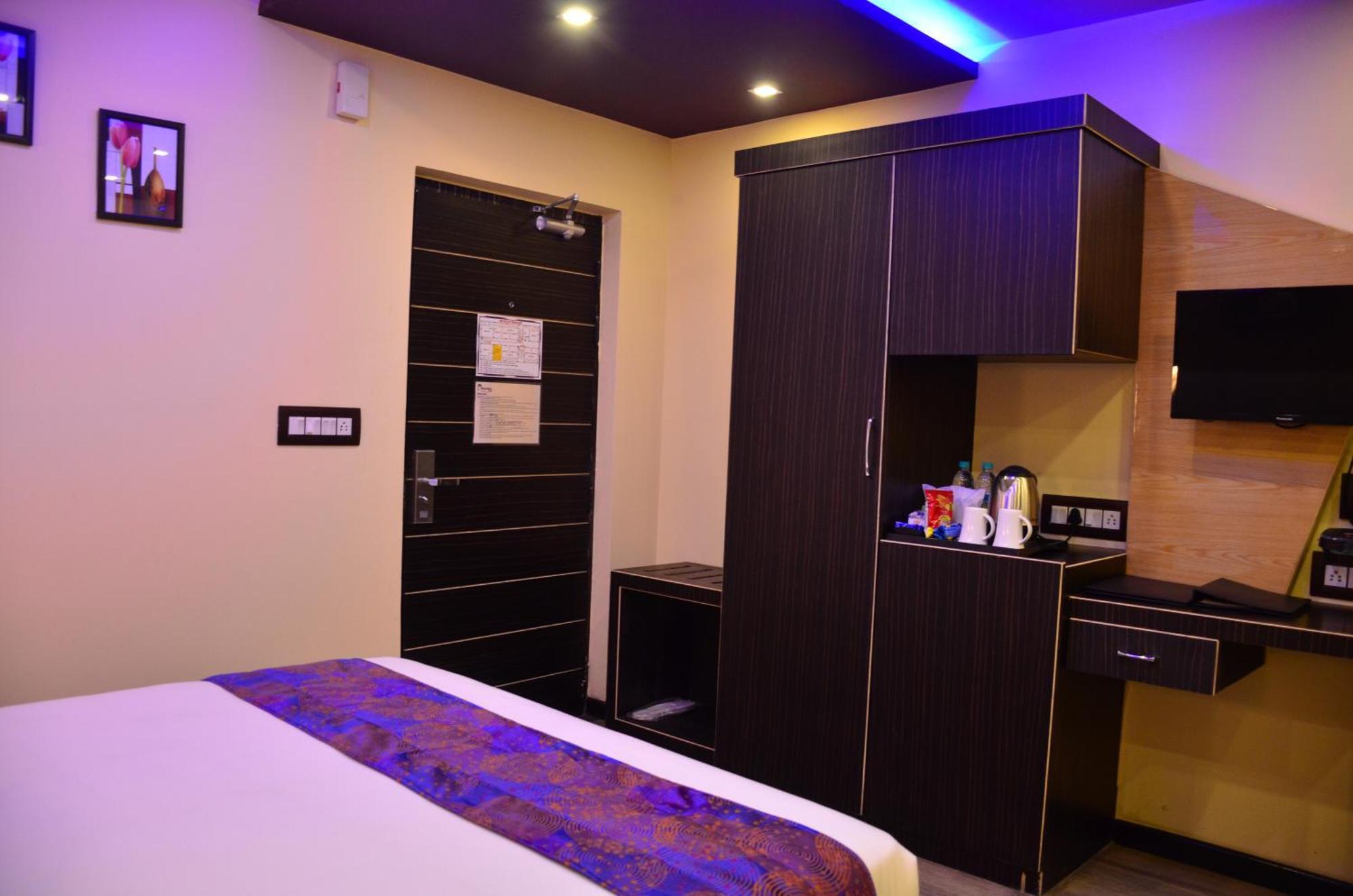 Dolphin Chocolate Inn Chandannagar Exterior foto